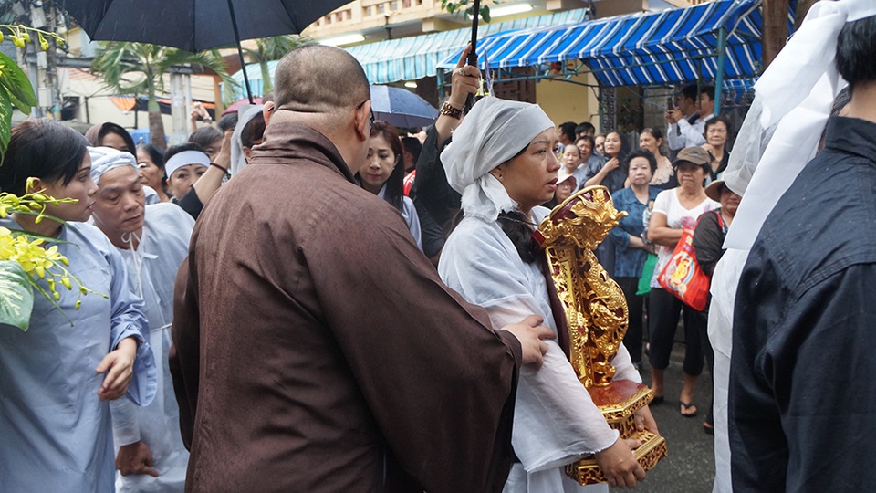 Trời đổ mưa trong buổi sáng tiễn đưa "Sầu nữ" Út Bạch Lan - 8