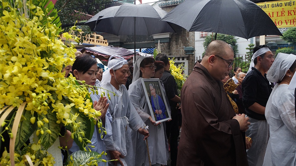 Nghệ sĩ cải lương Phương Hồng Thủy mang di ảnh nữ nghệ sĩ Út Bạch Lan, đối với cô, bà còn hơn là một người mẹ. Cùng với Thoại Mỹ, nghệ sĩ Phương Hồng Thủy là người gắn bó nhiều năm cùng sầu nữ Út Bạch Lan trong con đường sự nghiệp.