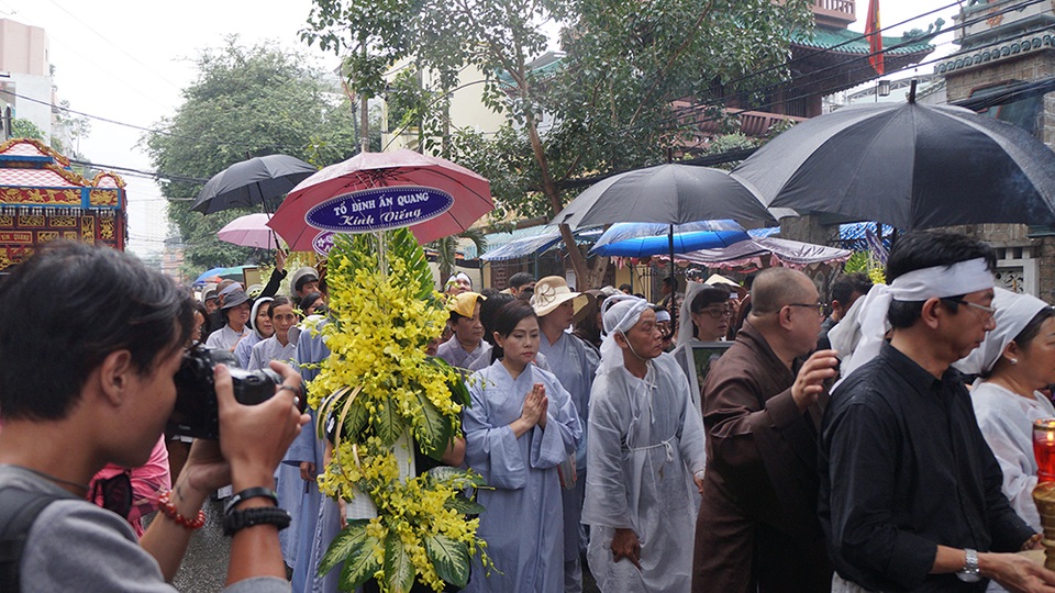 Rất nhiều phật tử cũng đến tiễn đưa bà...