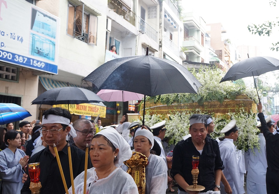 Trời đổ mưa trong buổi sáng tiễn đưa "Sầu nữ" Út Bạch Lan - 13