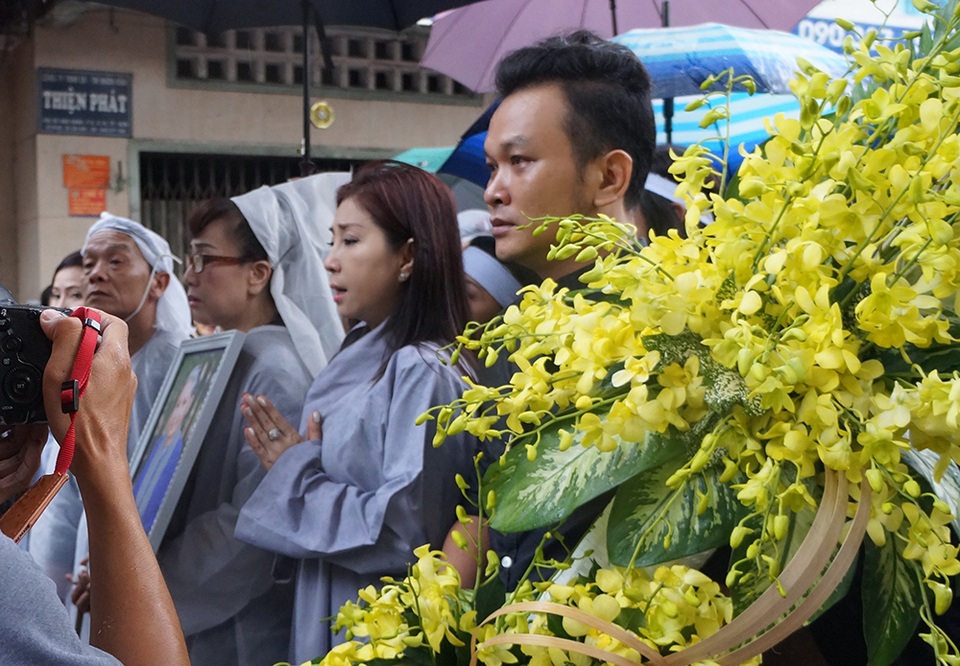 Nghệ sĩ Hữu Quốc đau buồn trước sự mất mát quá lớn này, đối với anh, nghệ sĩ Út Bạch Lan là người thầy, người mẹ mà anh thương yêu hết mực và cùng tham gia nhiều hoạt động từ thiện với bà trong những năm cuối đời. Những ngày bà nằm viện, sức khỏe ngày càng yếu anh cũng thường xuyên chăm sóc cho bà.