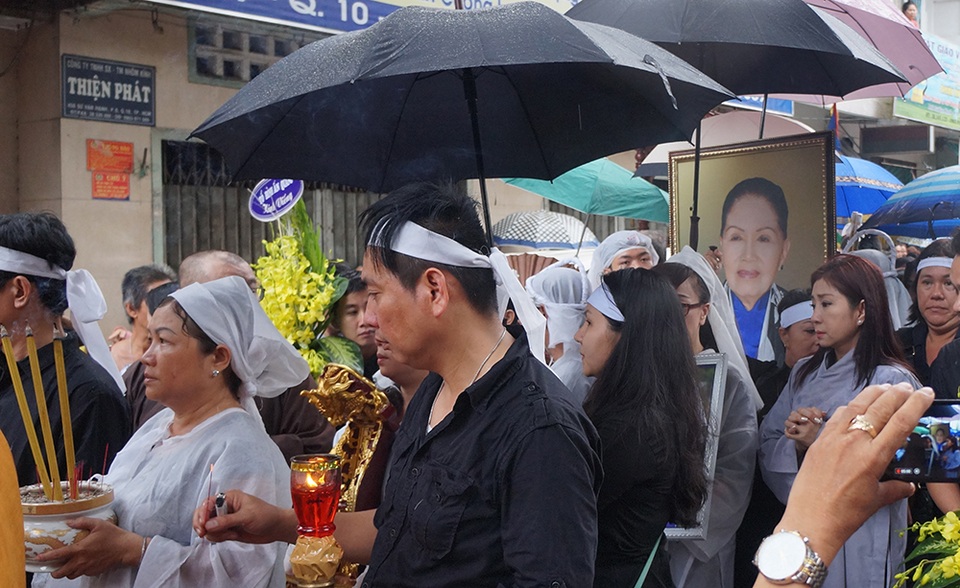 Trời đổ mưa trong buổi sáng tiễn đưa "Sầu nữ" Út Bạch Lan - 9