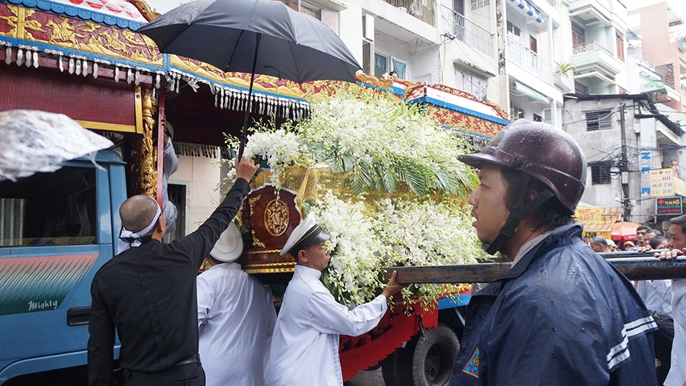 Linh cữu nghệ sĩ Út Bạch Lan được trải đều bằng hoa lan trắng - loài hoa gắn bó với tên tuổi, sự nghiệp của bà...