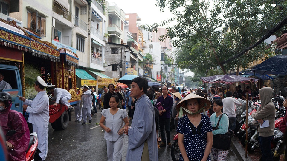 Linh cữu của nghệ sĩ Út Bạch Lan được đưa về nơi bà ở trên đường Trần Hưng Đạo để tạm biệt ngôi nhà thân thương cùng bà con, hàng xóm lần cuối.