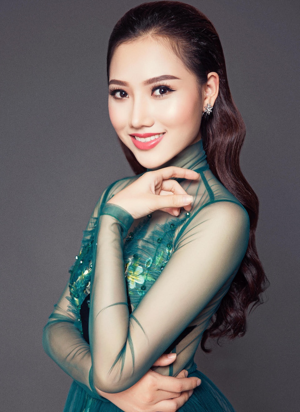 Hoàng Thu Thảo dự thi Hoa Hậu Châu Á Thái Bình Dương 2016 - 1 Hoàng Thu Thảo (sinh năm 1994) tốt nghiệp Đại Học Hàng Hải Việt Nam.