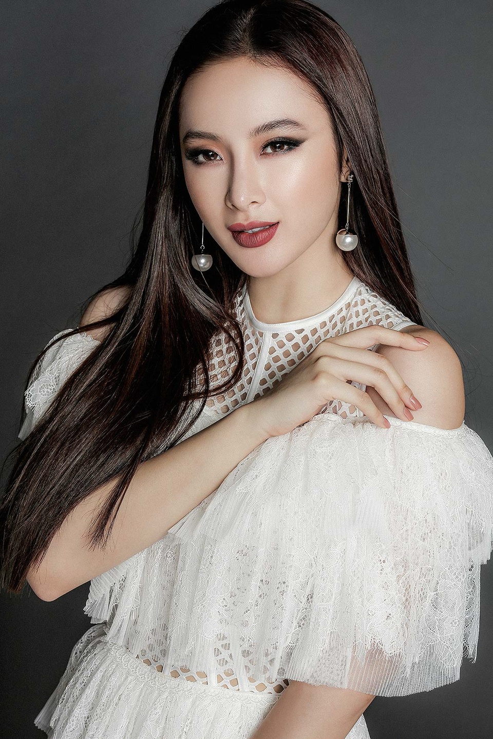 Angela Phương Trinh diện mốt thời trang không nội y, khoe chân dài - 5 Vẻ đẹp quyến rũ, đầy thu hút của bà mẹ nhí