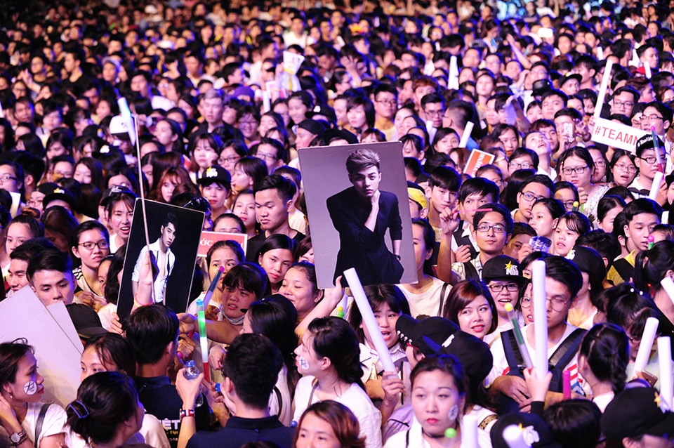 Noo Phước Thịnh “thú nhận” từng xin chữ ký vì hâm mộ Đông Nhi - 3 Những fans hâm mộ của Noo đến từ sớm để chờ đợi liveshow của anh