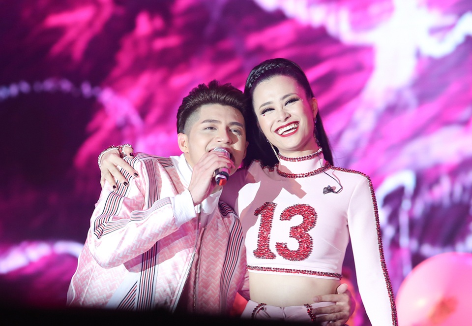Noo Phước Thịnh “thú nhận” từng xin chữ ký vì hâm mộ Đông Nhi - 9 Khán giả còn bất ngờ hơn khi Noo cho biết anh từng là fans của Đông Nhi, từng rất hâm mộ và ấn tượng hơn khi lần đầu gặp Đông Nhi anh đã đến xin chữ ký của “đàn chị” khiến khán giả như vỡ òa.