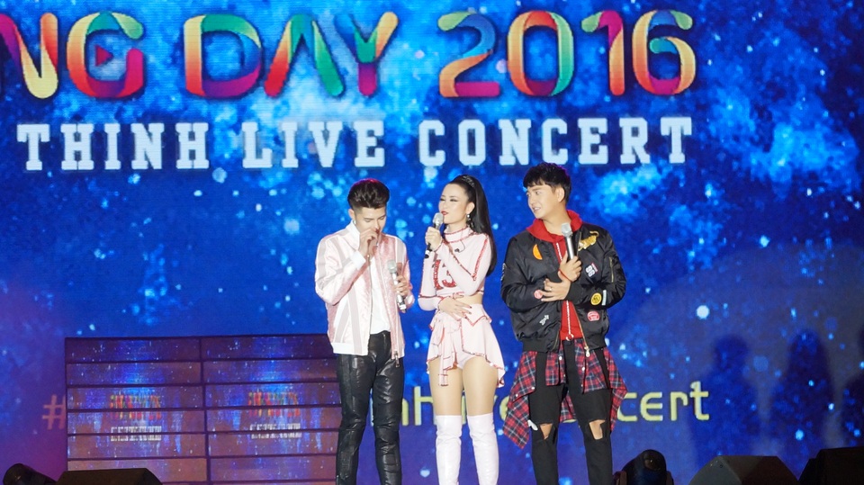 Trong phần chia sẻ lần này, Đông Nhi và chàng Bắp Ngô Kiến Huy – cũng là MC của chương trình đã thay nhau “tố” Noo bằng những kỷ niệm hết sức hài hước và đáng yêu mà 3 người đã gắn bó với nhau trong gần 8 năm qua.