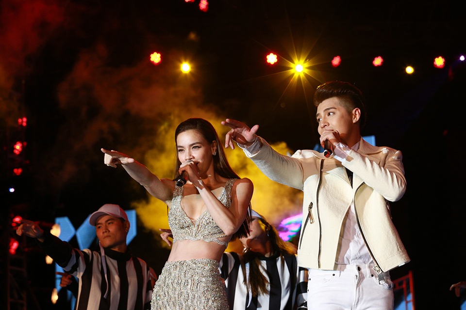 Noo Phước Thịnh “thú nhận” từng xin chữ ký vì hâm mộ Đông Nhi - 11 Khán giả nhiệt tình cổ vũ nhất trong phần song ca với ca khúc mới “Mình thích thì mình yêu thôi” (sáng tác: Dương Khắc Linh) của Noo Phước Thịnh và ca sĩ Hồ Ngọc Hà.