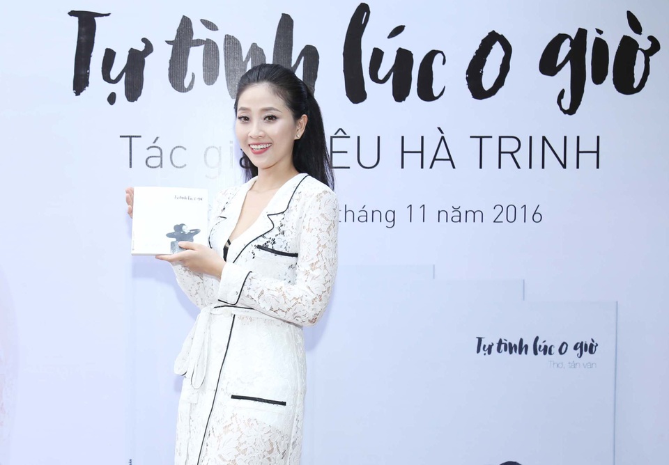 Chia sẻ về tập thơ - tản văn đầu tay, Liêu Hà Trinh chia sẻ: “Tựa đề của quyển sách là điều mà Hà Trinh đắn đo nhiều nhất khi lựa chọn. Cuối cùng, một người bạn đã gợi ý cho Trinh về mốc thời gian 0 giờ, đó là lúc mà bản thân chúng ta sống thật với cảm xúc chính mình, tìm về bản ngã với những mối tình đã qua, tự chạm vào vết thương lòng để đau một lần cuối rồi tự khép lại những nỗi đau để bắt đầu một cuộc sống, tình yêu mới”.