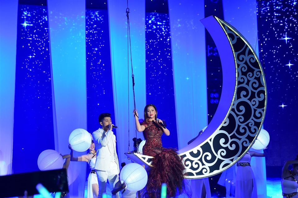 Tiết mục được đầu tư hoành tráng khi HLV Minh Tuyết cất tiếng hát từ trên “siêu mặt trăng” trong khi đó, Noo Phước Thịnh lịch lãm đứng phía dưới ánh trăng