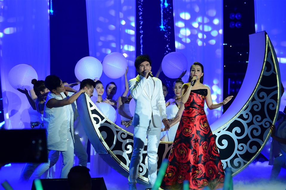 Màn song ca tình tứ của cặp đôi HLV Đan Trường – Cẩm Ly