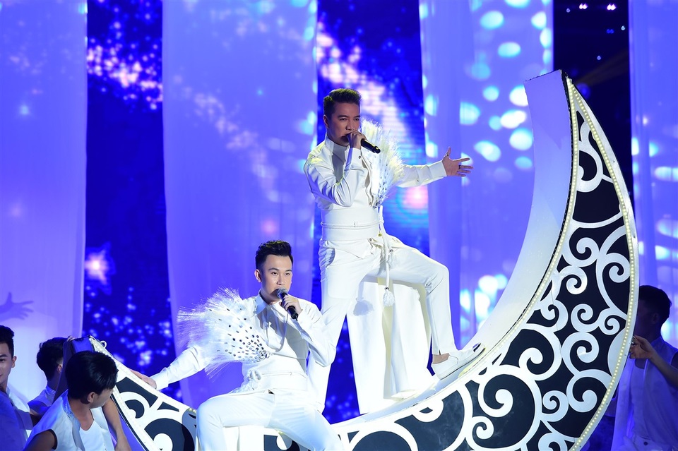 Mr.Đàm và Dương Triệu Vũ cùng mặc vest trắng có gắn lông vũ ấn tượng.