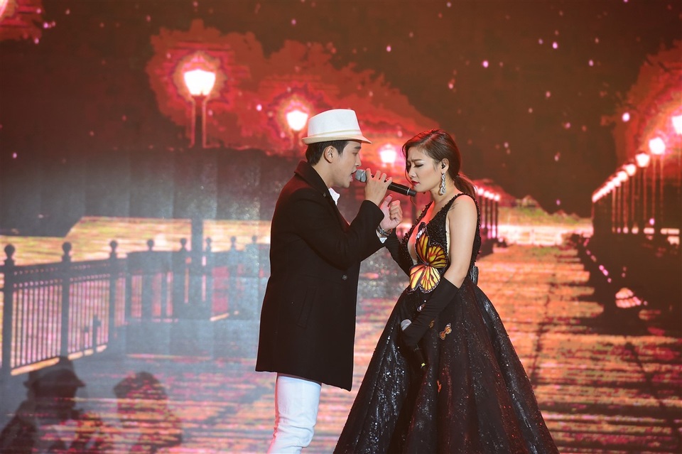 Triệu Lộc – Thu Trang cùng thể hiện liên khúc Tình nhạt phai – 999 đóa hồng – Tình phai cùng phần minh họa thú vị, hoành tráng.