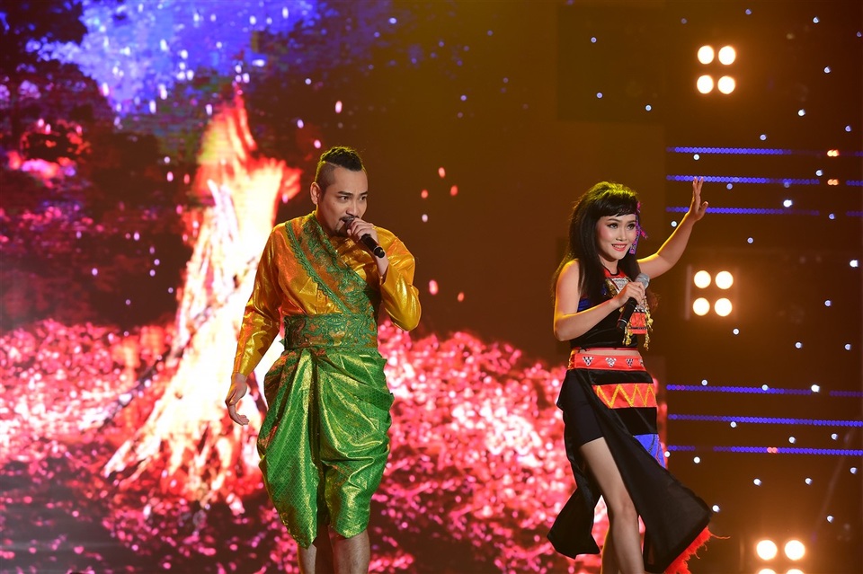 HLV Cẩm Ly cực kỳ phấn khích khi cặp đôi Thạch Sớt – Minh Thảo bùng nổ sân khấu với liên khúc “Sabai chanti - Chiều lên bản thượng - Có nhớ đêm nào - Tình là sợi tơ”.