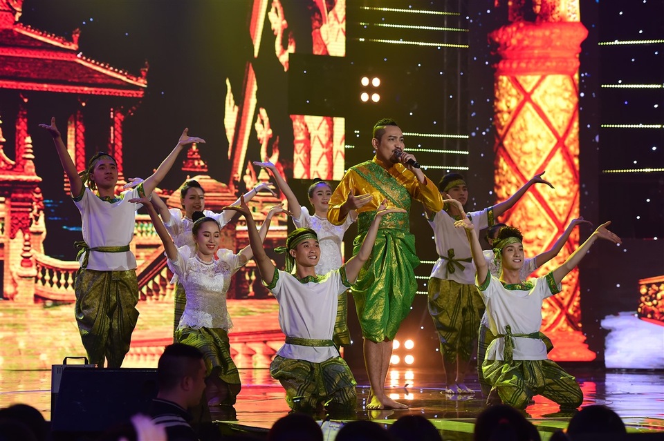 Thạch Sớt diện nguyên “cây” trang phục dân tộc, đồng thời thể hiện vũ đạo đặc trưng của Khmer