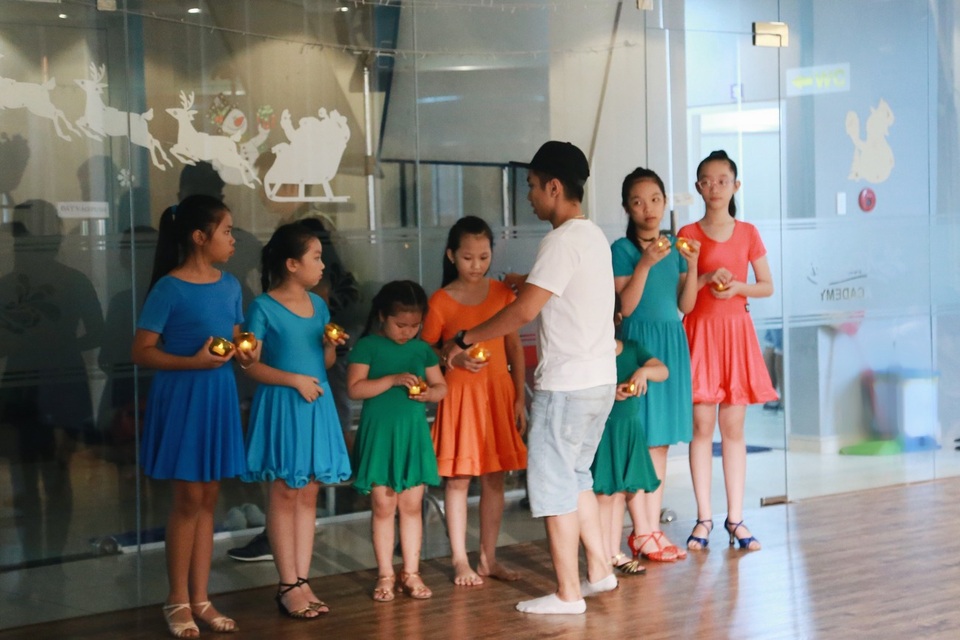 Phan Hiển tận tâm chăm sóc vợ Khánh Thi - 4 Biên đạo múa Phan Hiển còn dàn dựng tiết mục múa để quay MV lần này cho vợ