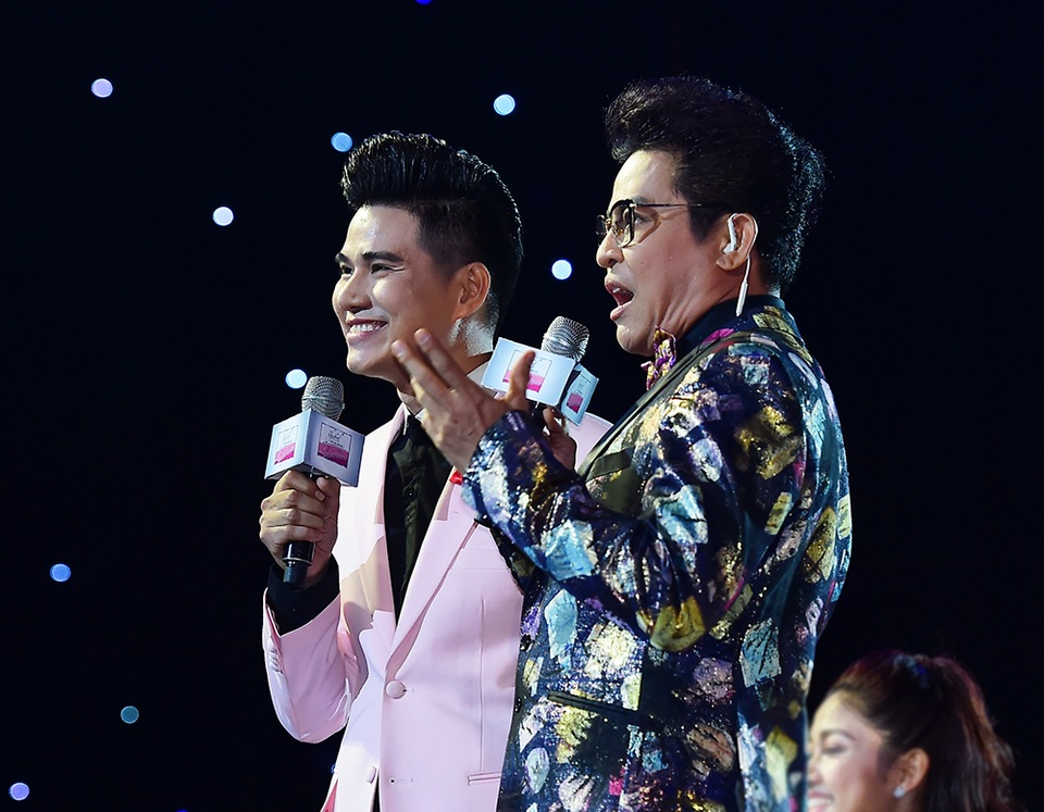 Dẫn dắt đêm chung kết Tuyệt đỉnh song ca là cặp thầy trò MC Thanh Bạch và Vũ Mạnh Cường. Đây là lần đầu tiên hai thầy trò kết hợp với nhau trên sân khấu một chương trình âm nhạc.