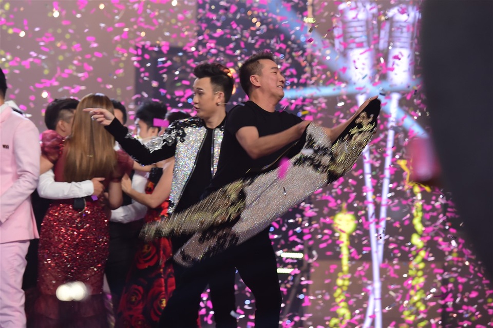 Mr Đàm và Dương Triệu Vũ vô cùng phấn khích với kết quả này. Anh cởi tung áo xuống sân khấu để ăn mừng. Trong vai trò huấn luyện viên, đây là lần thứ 2 học trò của anh lên ngôi vị cao nhất. Học trò Vũ Thảo My từng đoạt giải Quán quân Giọng hát Việt 2013 dưới sự dẫn dắt của nam ca sĩ Đàm Vĩnh Hưng.