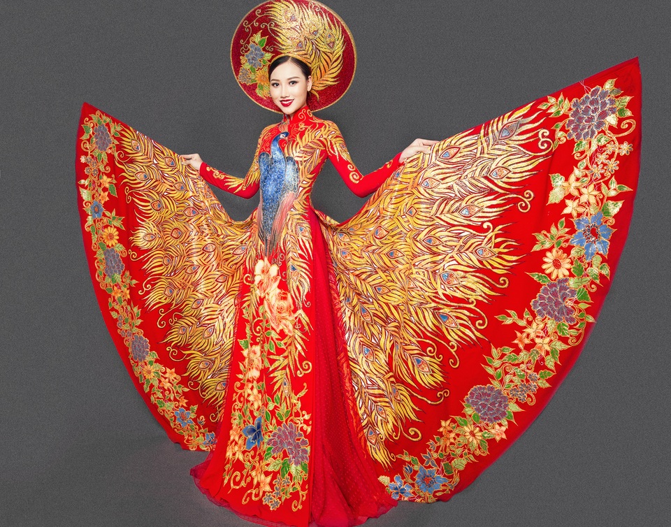 Hoàng Thu Thảo khoe trang phục dân tộc lộng lẫy - 1 Bộ trang phục dân tộc mà cô chọn dự thi vô cùng lộng lẫy