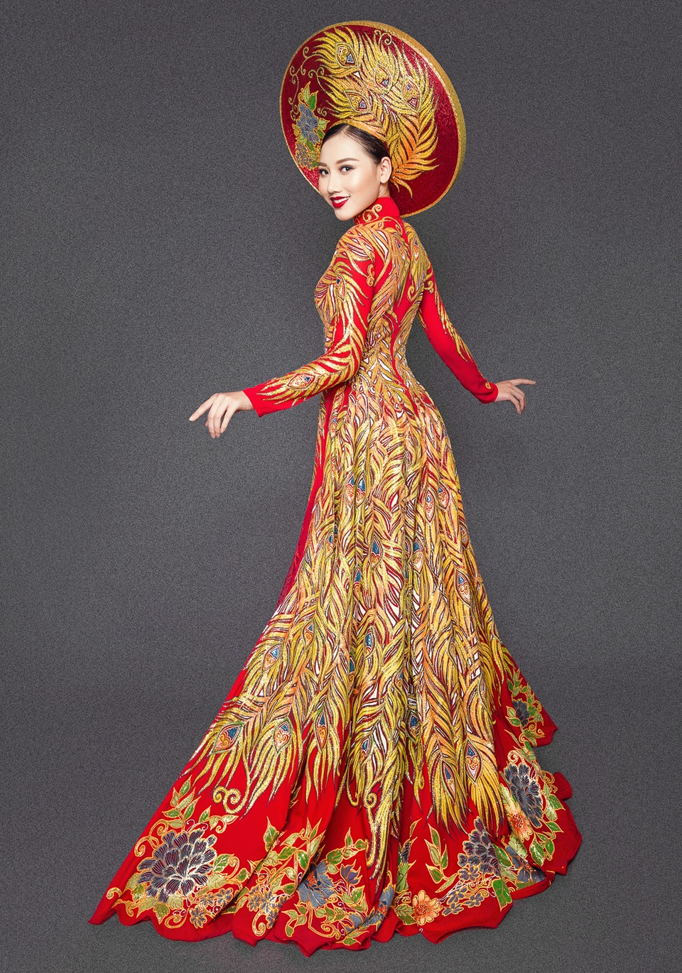 Hoàng Thu Thảo khoe trang phục dân tộc lộng lẫy - 2 Nét ấn tượng từ phía trước và sau