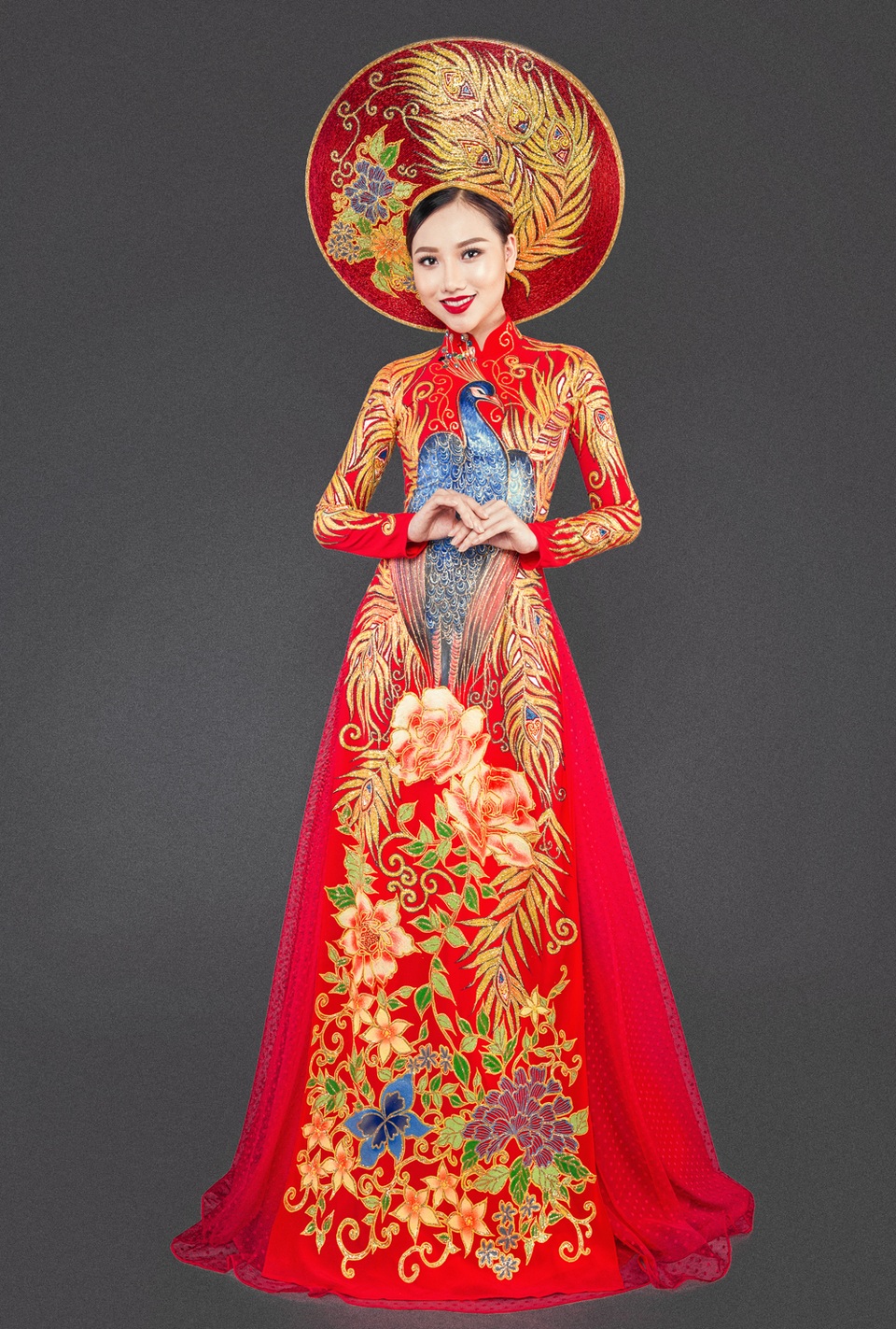 Hoàng Thu Thảo khoe trang phục dân tộc lộng lẫy - 3 Chia sẻ về ý nghĩa của bộ trang phục, Thu Thảo cho biết: “Tông màu chủ đạo đỏ vàng và họa tiết chim Công sẽ thể hiện tinh thần và nét văn hóa truyền thống của con người Việt Nam. Đó cũng chính là điều mà mình sẽ mang tới trình diễn với các thí sinh đến từ khắp 5 châu và các khán giả nước chủ nhà”.