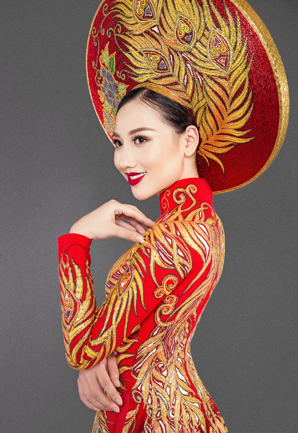 Hoàng Thu Thảo khoe trang phục dân tộc lộng lẫy - 4 Cận cảnh vẻ đẹp của Thu Thảo khi mặc trên mình bộ trang phục mà cô tin sẽ làm nên chuyện