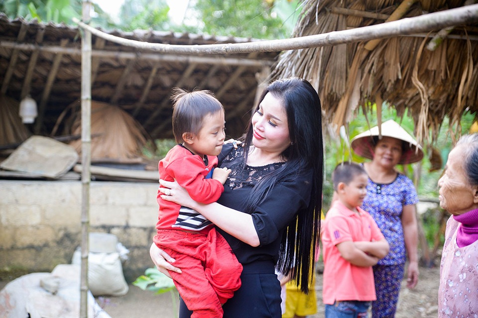 Người dân Hà Tĩnh cảm động trước tấm lòng của Hoa Hậu Janny Thuỷ Trần - 3 Hoa hậu trò chuyện và chia sẽ những nỗi đau với người dân Hà Tĩnh