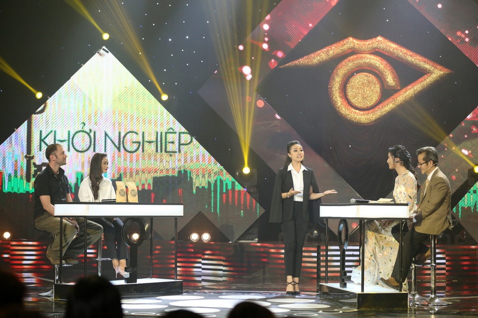 Phong Linh khá áp lực trong việc chuyển tải nhiều thông điệp, khiến cô nói quá nhiều thay vì để khách mời chia sẻ.