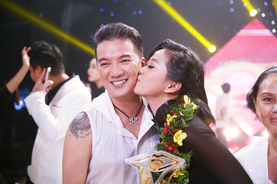 Liêu Hà Trinh bày tỏ sự biết ơn dành cho khách mời Đàm Vĩnh Hưng đã hỗ trợ cô hết mình bằng nụ hôn thắm thiết.