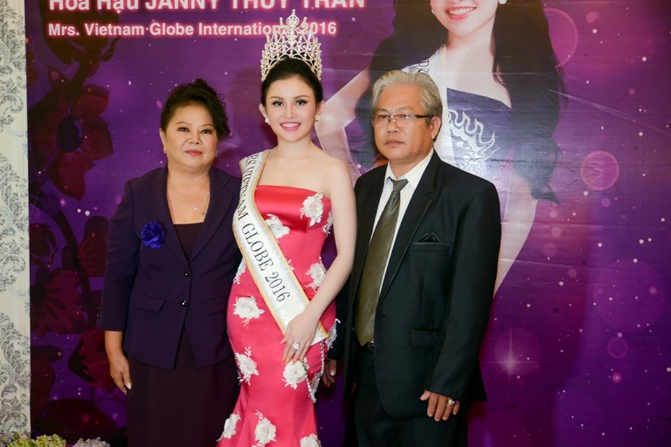 Hoa hậu Janny Thủy Trần vui vẻ chụp hình với người thân của mình