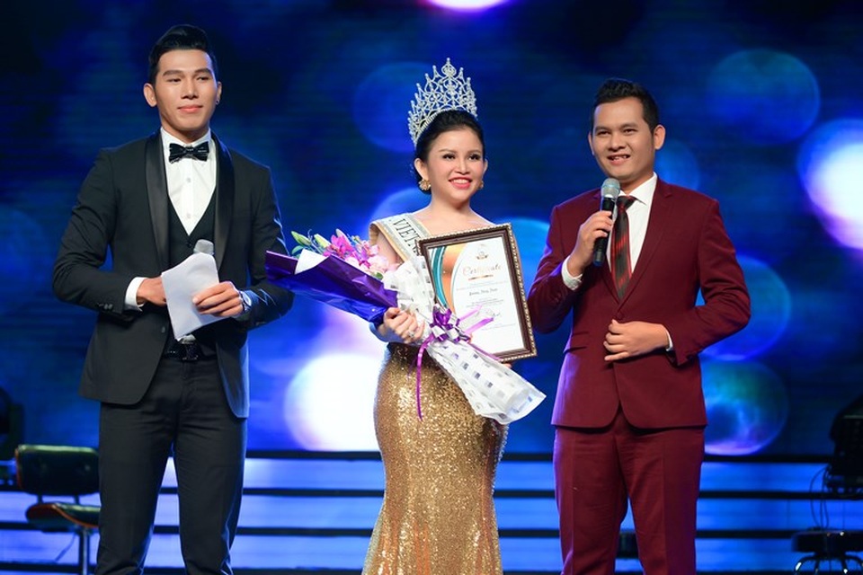 Ông Minh Huy – đại diện ban tổ chức cuộc thi Mrs. Globe Viet Nam International 2016  lên phát biểu và trao bằng chứng nhận cho Hoa hậu Janny Thủy Trần