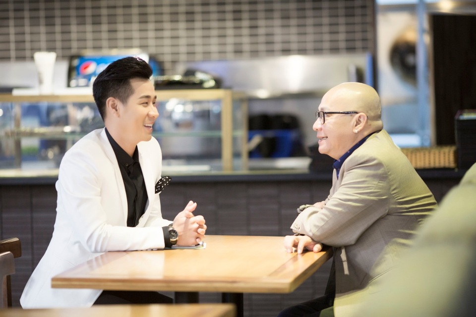 MC Nguyên Khang gặp lại thầy giáo – người tháp tùng Tổng thống Obama khi đến Việt Nam - 1 Trong buổi trò chuyện, thầy Dũng cũng khá bất ngờ khi gặp lại cậu học trò năm xưa ngày càng thành công trong những chương trình truyền hình.