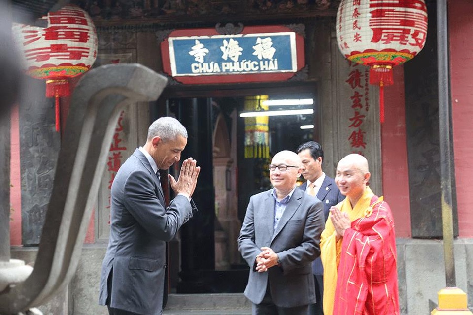 MC Nguyên Khang gặp lại thầy giáo – người tháp tùng Tổng thống Obama khi đến Việt Nam - 2 Cựu tổng thống Mỹ Barrack Obama và thầy Dũng ở chùa Phước Hải