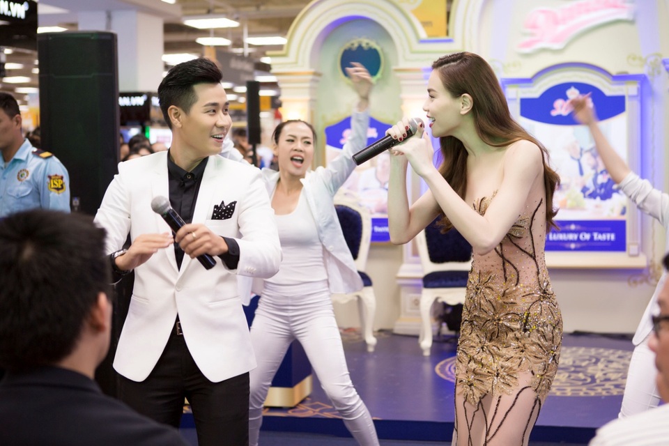 MC Nguyên Khang gặp lại thầy giáo – người tháp tùng Tổng thống Obama khi đến Việt Nam - 7 Cuối chương trình, cô cùng Nguyên Khang khuấy động sân khấu với một ca khúc vui tươi sôi động để gửi đến các thầy cô tham dự chương trình.