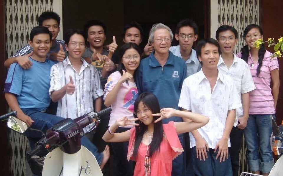 Phạm Hương, Nguyên Khang chia sẻ về ngày Nhà giáo Việt Nam - 7 Liêu Hà Trinh chụp ảnh cùng các bạn cùng lớp và thầy Ph. người Trinh đã nhắc đến trong bài viết
