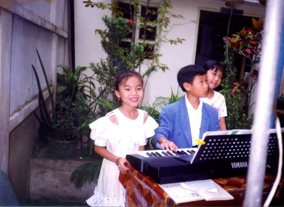 Phạm Hương, Nguyên Khang chia sẻ về ngày Nhà giáo Việt Nam - 5 Hình ảnh thời học sinh của MC Nguyên Khang, cô gái bên phải là Ốc Thanh Vân từng học chung trường
