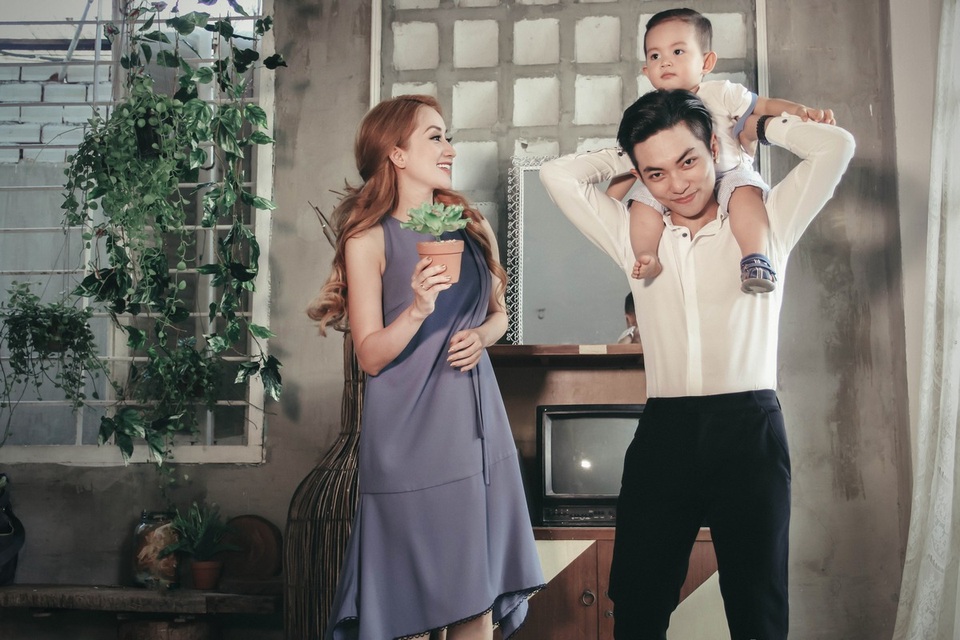 Dù kém tuổi nhiều so với Khánh Thi nhưng Phan Hiển luôn chững chạc, anh chăm sóc Khánh Thi từng chút một, cả việc chăm sóc Kubi, ông bố trẻ này cũng tỏ ra rất thành thạo.