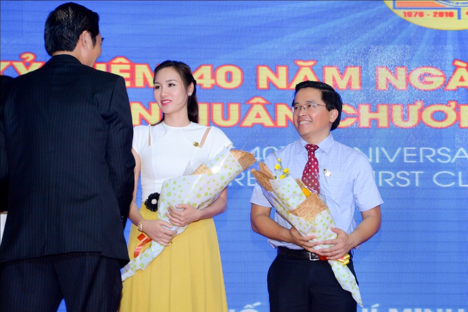 Những chuyến thiện nguyện lặng thầm của hoa hậu Kim Nguyễn - 2 Hoa hậu Kim Nguyễn nhận hoa cảm ơn từ phía lãnh đạo trường Đại học Thể dục Thể thao