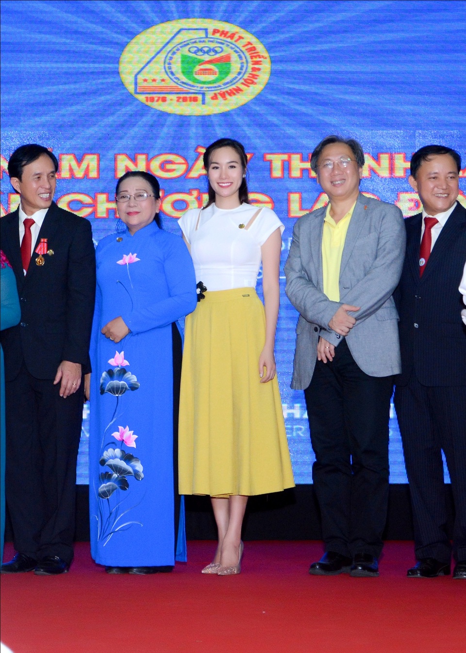 Những chuyến thiện nguyện lặng thầm của hoa hậu Kim Nguyễn - 3 Người đẹp diện trang phục đơn giản nhưng vô cùng thanh lịch chụp hình lưu niệm cùng PGS.TS NSƯT Huỳnh Trọng Khải – Hiệu trưởng trường Đại học Thể dục Thể thao và Đ.C Nguyễn Thị Lệ - UV BTV Thành Uỷ, Trưởng ban Dân vận Thành ủy TP.HCM