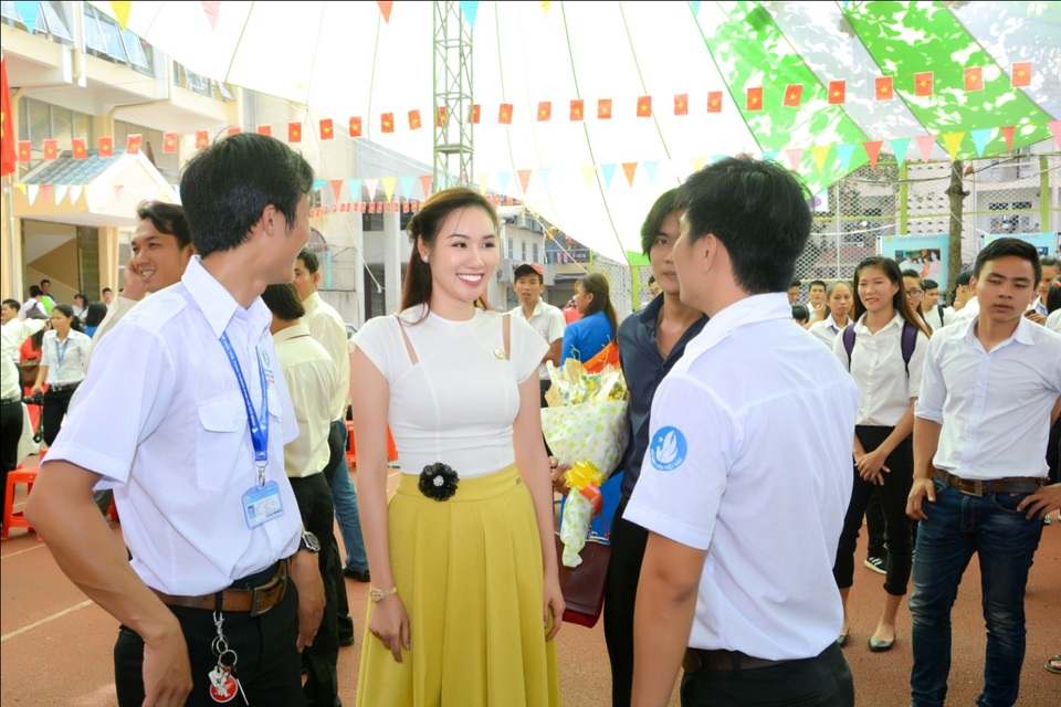 Những chuyến thiện nguyện lặng thầm của hoa hậu Kim Nguyễn - 5 Hoa hậu Kim Nguyễn trò chuyện thân mật cùng các bạn sinh viên