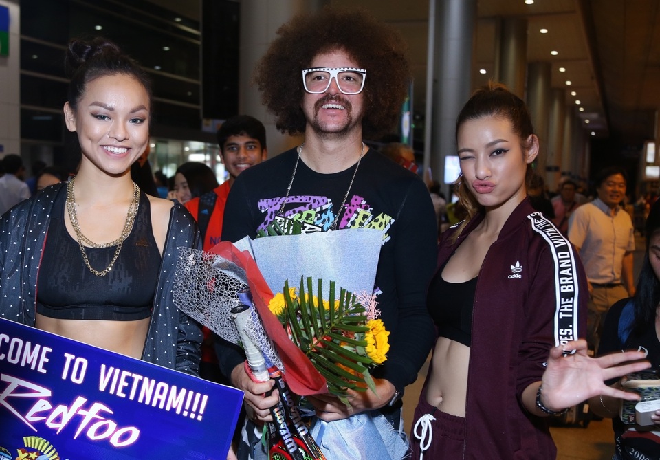 Hai người đẹp Mai Ngô và Lily Nguyễn đã đại diện người hâm mộ tặng hoa chào mừng Redfoo đến Việt Nam.
