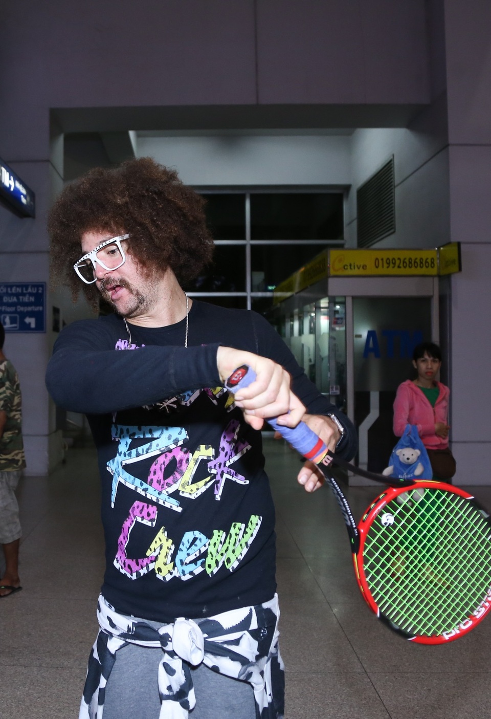 Redfoo xuất hiện với mái tóc xù và cặp kính đã trở thành thương hiệu của mình. Một điều khá thú vị là anh luôn kè kè bên cặp vợt tennis khi xuống sân bay và trong lúc được fan chào đón. Thậm chí anh còn tranh thủ lúc rảnh sẽ vơ vài nhát vợt để tập luyện.