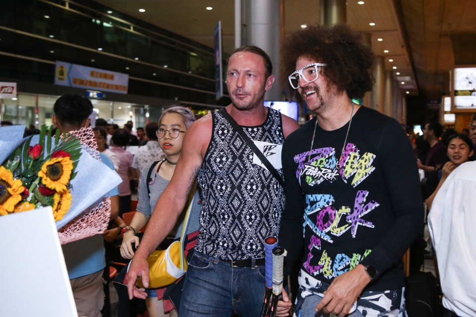 Nam nghệ sĩ xuất hiện rất thoải mái và đi ra bằng cổng thường. Được biết, ê-kíp Party rock crew của anh sẽ đáp chuyến bay trễ hơn đến Việt Nam vào 2 ngày sau đó.