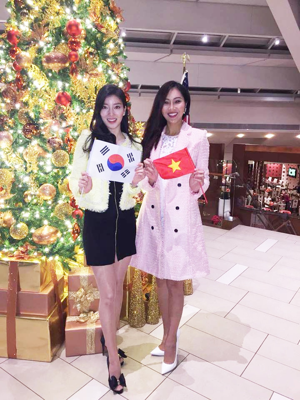 Diệu Ngọc bật mí về vật phẩm đấu giá tại Hoa hậu Thế giới - 6 Chia sẻ về thí sinh được sắp ở cùng với mình, Diệu Ngọc cho biết: “Hoa hậu Hàn Quốc Hyun Wang rất xinh, thân thiện, có làn da trắng rất thu hút. Phong thái thì vô cùng nền nã, nhã nhặn. Ngọc và cô ấy trò chuyện rất nhiều về chuyến bay sang Mỹ lần này. Hyun Wang cho biết cô vô cùng ấn tượng với khán giả, ẩm thực Việt Nam trong một lần sang tham dự sự kiện”.