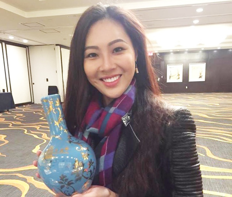 Diệu Ngọc bật mí về vật phẩm đấu giá tại Hoa hậu Thế giới - 3 Chia sẻ về món quà tặng để đấu giá gây quỹ từ thiện, Diệu Ngọc cho biết: “Tôi mang đến Hoa hậu Thế giới 2016 chiếc bình hoa làm bằng gốm sứ với nhiều ý nghĩa. Trước nay, nghệ thuật gốm sứ luôn được biết đến như một trong những nét văn hóa truyền thống tiêu biểu của người Việt. Hoa tượng trưng cho vẻ đẹp thanh tao, cao quý của người phụ nữ. Bên cạnh đó, kỹ thuật dát vàng thể hiện tư duy thẩm mỹ hiện đại. Chiếc bình còn có hình ảnh của chùa Một Cột - một biểu tượng đặc trưng của Việt Nam”.