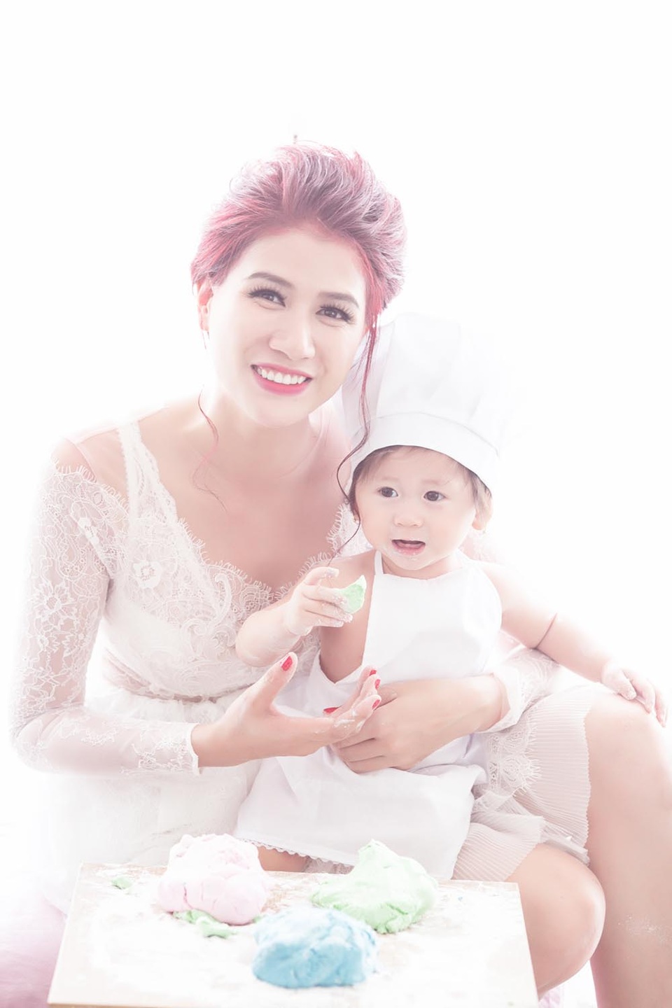 Trang Trần khoe con gái đầu lòng tròn 1 tuổi - 7 Chia sẻ về quãng thời gian làm mẹ trong suốt 1 năm qua, Trang Trần tâm sự: “1 năm qua đối với tôi là 1 năm đầy sóng gió. Nhưng từ khi bé Kiến Lửa ra đời thì tôi lại cảm thấy tràn ngập niềm hạnh phúc và cân bằng được mọi thứ. Cuộc sống hiện tại của tôi có mục đích hơn và tôi cũng đã trở thành bà mẹ có trách nghiệm. Tôi mong ước sẽ có sức khỏe tốt để có thể tiếp tục theo đuổi công việc kinh doanh và chăm sóc cho con được chu đáo nhất”.