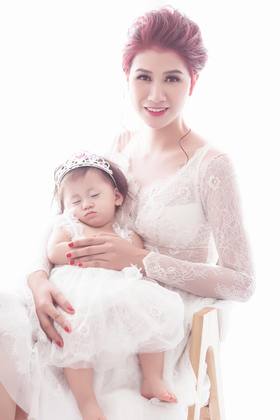 Trang Trần khoe con gái đầu lòng tròn 1 tuổi - 6 Trang Trần muốn ghi lại những khoảnh khắc đáng nhớ của con gái, từ những khi chơi đùa với mẹ hay những lúc ngủ quên trong vòng tay mẹ.