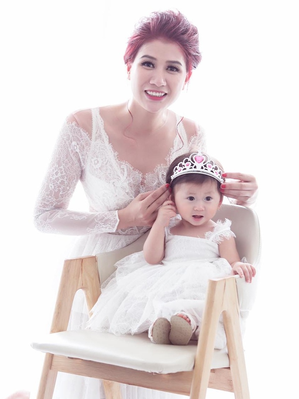 Trang Trần khoe con gái đầu lòng tròn 1 tuổi - 1 Tuy chỉ 1 tuổi nhưng bé Kiến Lửa có nhiều nét rất giống mẹ